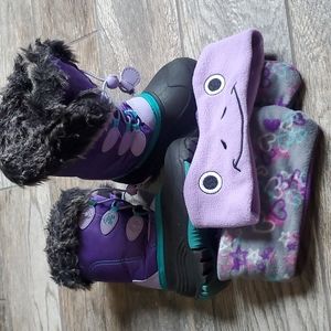 Snowboots, scarf & headband.